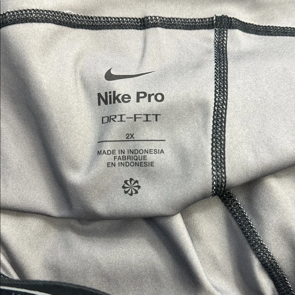 Nike Pro Full length mid rise tight fit leggings